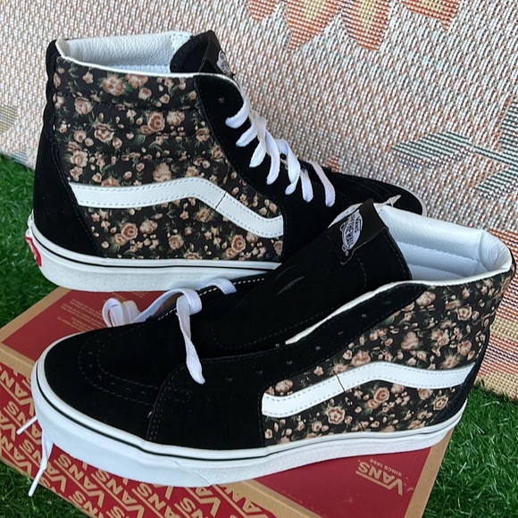 Vans WMNS Sk8-Hi
Rose Dreams Black/White
VN0005U9BZW
Sneakers - Picture 11 of 16